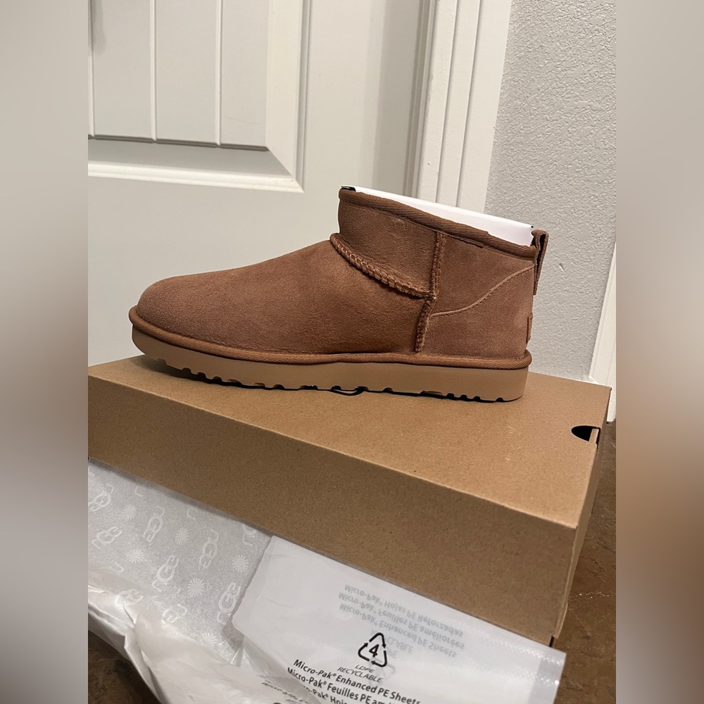 NWT UGG ULTRA MINIS SIZE 10